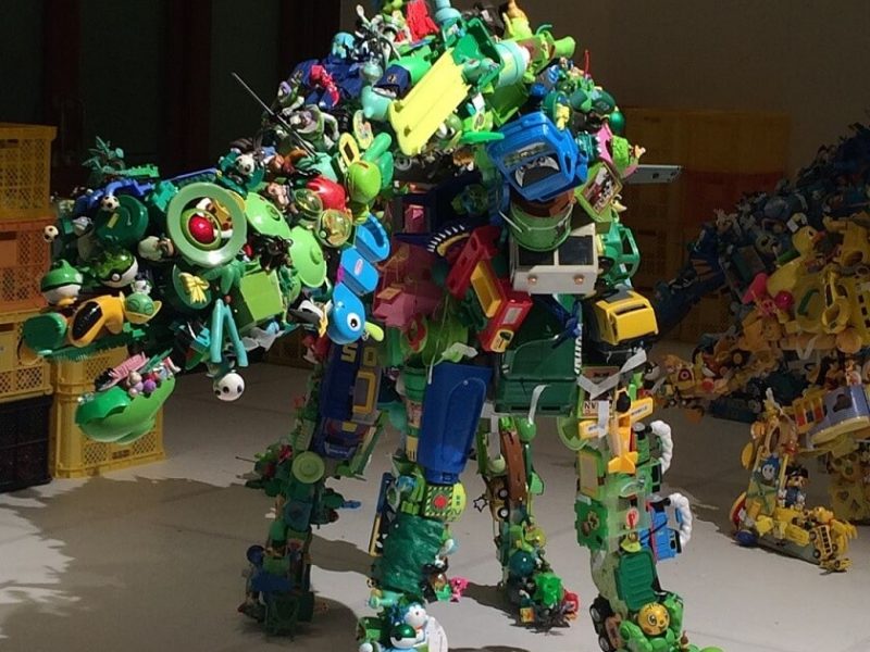 Elle crée des sculptures originales grâce à des jouets plastiques